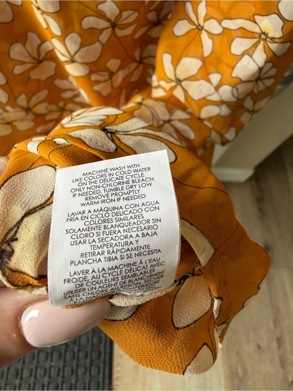 NWOT M double-lined V-Neck Floral Flowy Top in Mustard Yellow/White, CAbi - Picture 5 of 9